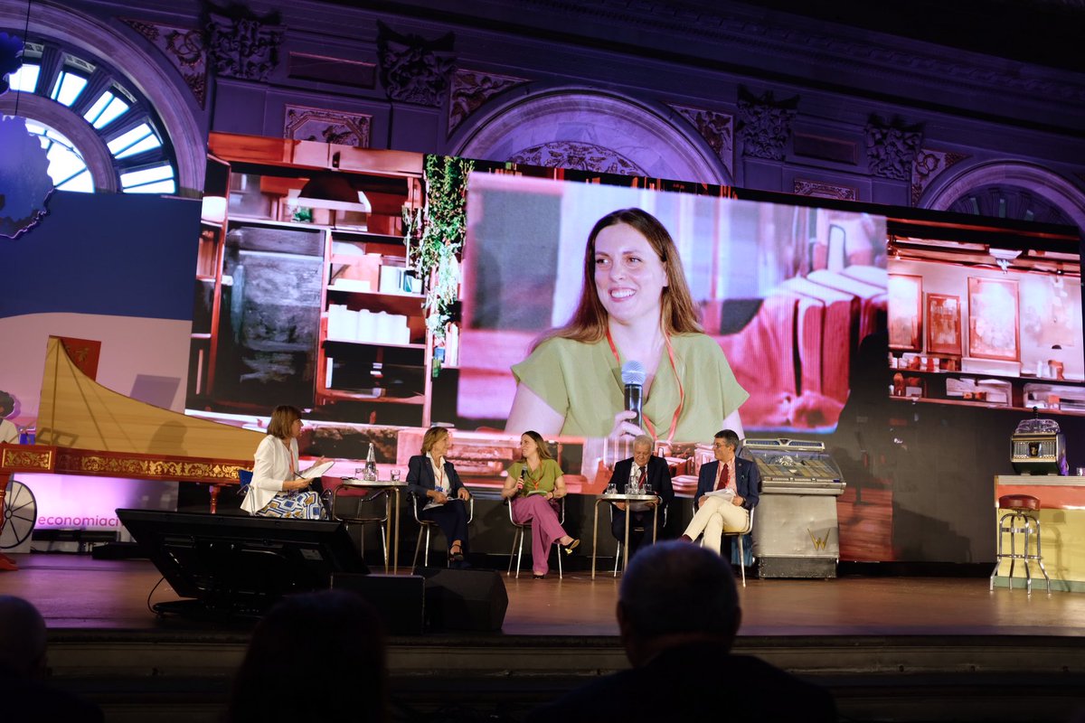 Alessja Trama _Coordinatrice delle Politiche e della Ricerca #Senzatomica_ al <a href="/fnecfestival/">Festival Nazionale dell’Economia Civile</a> a dialogo con ospiti illustri tra cui l’ex Ministra Elsa Fornero nel Salone dei Cinquecento a #Firenze #nuclearban #Tpnw