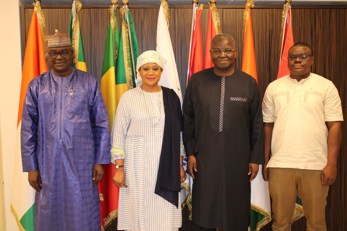 LiptakoG's tweet photo. Renc. entre SE @HawaAwALG et Prés. Abdoulaye Diop de l'UEMOA pour renforcer la #coopération et #harmoniser les efforts pour l'intégration sous-régionale >>> pour un meilleur impact sur la vie de nos populations en général et particulièrement celles vivant dans le #LiptakoGourma. https://t.co/vOveprbfd7