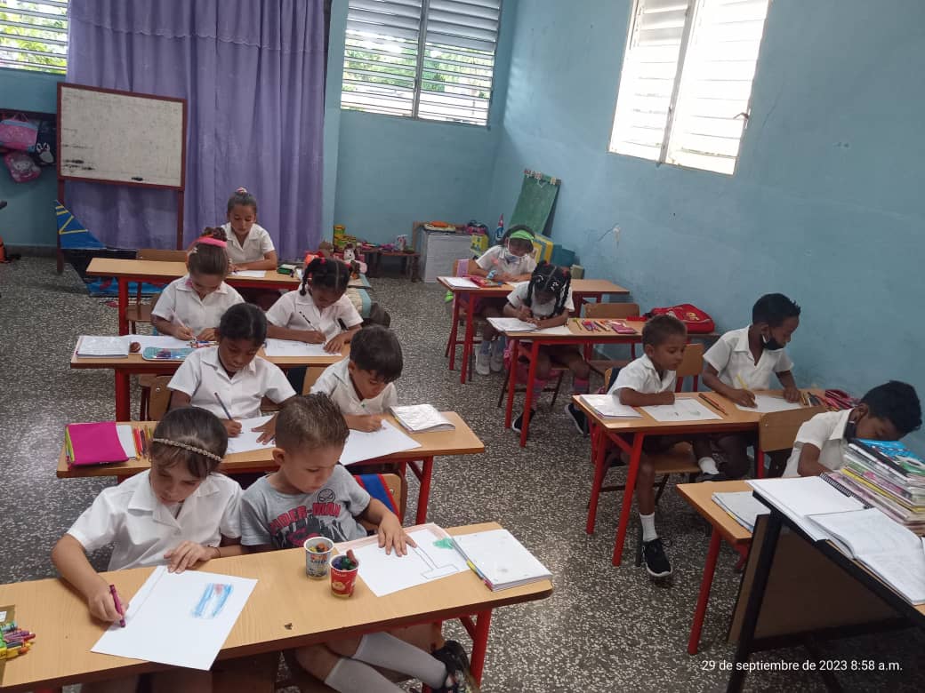 Nuestros pequeños de 1er grado realizando el concurso "Mi organización y yo". Con el apoyo de sus maestras Jeanne Casas y Maday Morales Vazquez.
#vamospormas2023 
#dmehabanadeleste 
#ALaEducaciónPonleCorazón 
#porlaeducación 
#MinedCuba
