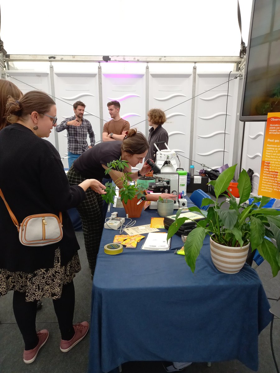The Trinity #Botany Team including the #Terraform researchers are representing us proudly during the #EuropeanResearchersNight in the front square.

Join the Botany stand and find out about the fascinating world of #plants 🌱🌻🌵🌹🪴🌷🌳

@ERC_Research @TCD_NatSci @tcddublin