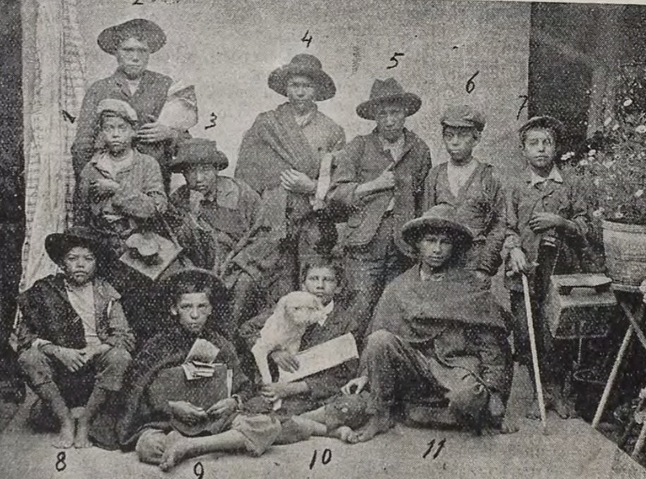 El afamado grupo de niños emboladores en la Bogotá de 1907. Tenían apodos de corte gastronómico como 'Cuchuco', 'Platanito' y 'Puchero'. Fueron inmortalizados en este retrato para la revista Bogotá Ilustrado.