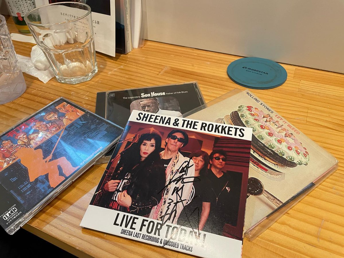 nestkashiwara's tweet photo. 今夜のHUBPUBはフィーチャリング久留米!
焼酎、高菜のおにぎり、シーナ&ザ・ロケッツなど福岡や九州の話で盛り上がった夜。
これからも地域をテーマに毎月最終金曜日、シェアダイニングスペース「ネストキッチン」@nestkitchenjp にオープンします。お楽しみに!!
#大正通りネスト
#HUBPUB https://t.co/zOb7heWRwt