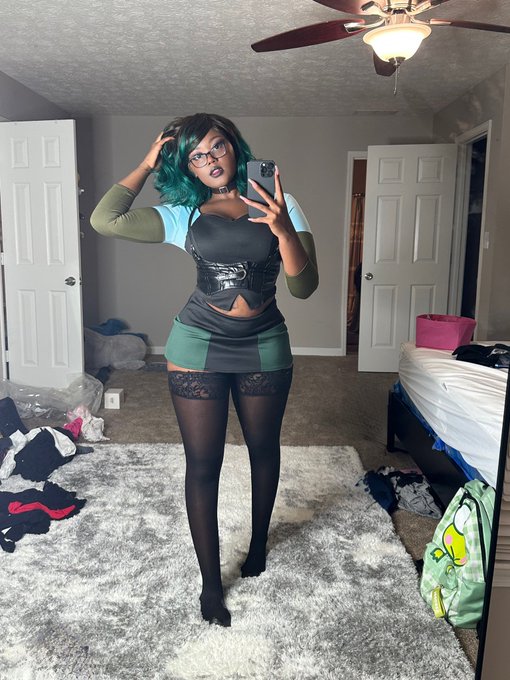 Ok ok I'll show you guys my cosplay that I bought a year ago and never wore because I couldn't fit into