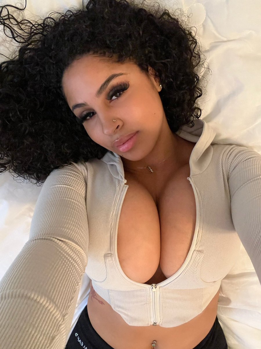 Nikkimiichellei's tweet photo. D Cups, wbu ? https://t.co/poOfkEsF8I