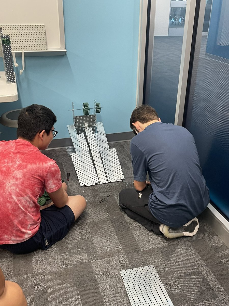 Schwarzer96's tweet photo. Building Compound Machines in Principles of Engineering PLTW 
#GoCavsGo #ProudToCallOurHomeCC https://t.co/yZxMI5nZjJ