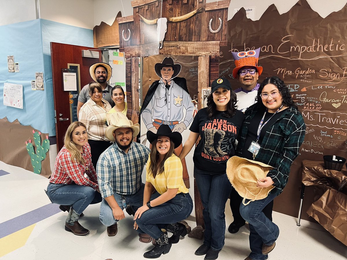 __CGarcia's tweet photo. 💜🧡 Sheriff-EEE meets Super Owl! I mean, Super Owl-EEE! Yeeeehaaaaaw 🤠 #COMICCON #EmpathyIsOurSuperpower #TeamSISD #MRE ☁️🌵 #LearnLikeAChamp #TeachLikeAChamp 🌙☀️ #RockYourSchool @getyourteachon 👢 https://t.co/Qq86OljzxQ