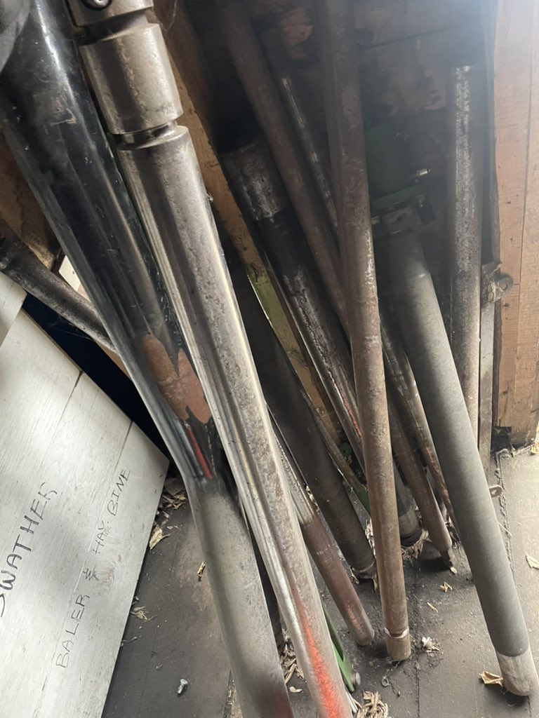 Selling a whole bunch of 635D parts as well as a wrecked header and some S680 stuff ( feed accelerator belt forsure maybe the odd chain ) 

For the headers there’s knives , guards , headsight hockey sticks , and lots of hardware. Have rollers and motors for the Drapers. 

16”