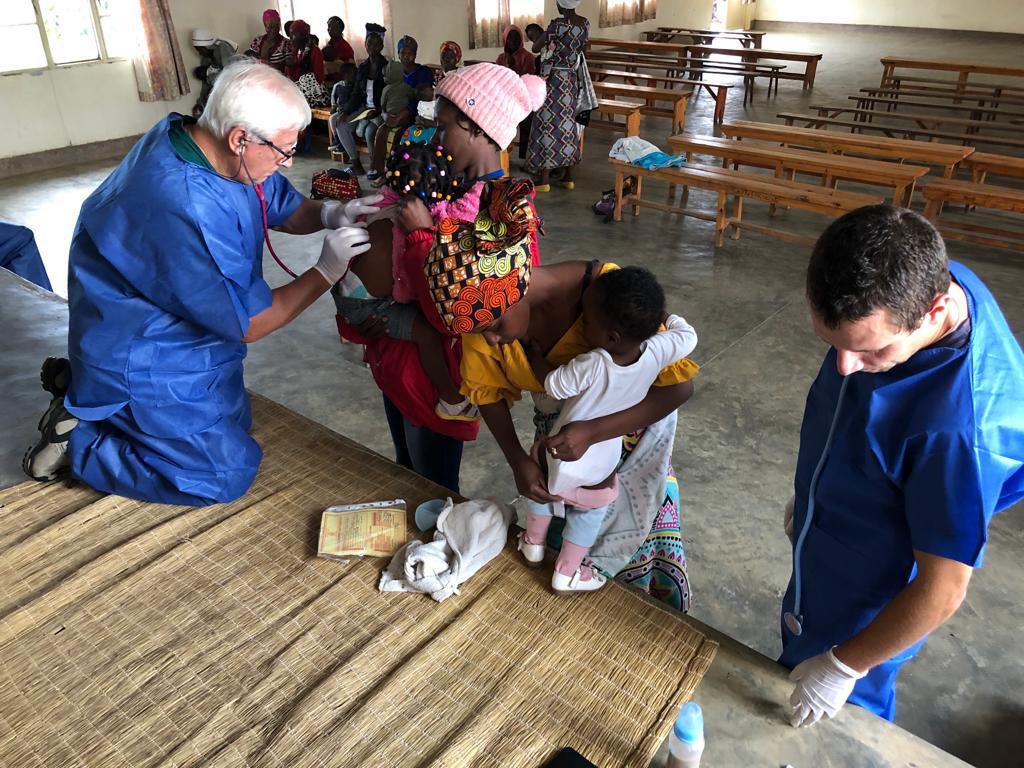 lions108ia2's tweet photo. Orgogliosi del nostro Governatore Giuseppe Cervo, cardiochirurgo pediatrico, che si trova a Gatare in Rwanda come volontario con altri medici specializzati, per offrire screening delle patologie pediatriche, formazione sanitaria e professionale.
#lionsinternational #Rwanda https://t.co/46ewghErbc