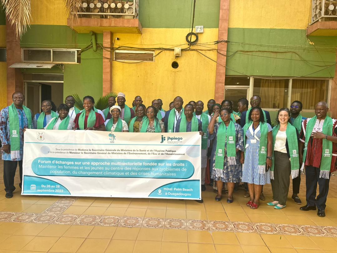 Jhpiego_Burkina's tweet photo. Jhpiego, avec le Gouvernement #burkinabè, a tenu du 26 au 28 sept. 2023 un forum portant sur:Comment mieux aider les femmes, les adolescent(e)s et les jeunes du #Sahel à faire face aux crises simultanées du #changementclimatique,#humanitaires et à l’accès aux services de la #SSR? https://t.co/xcugAf8Jtm