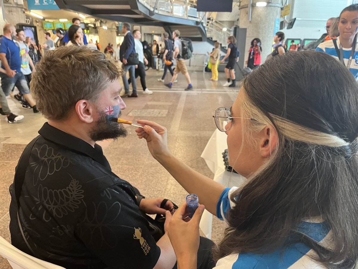 🏉 Les festivités de la #RWC2023 se poursuivent dans nos gares.

Au programme:  
👉 chanteurs italiens,
👉 stands de maquillage,
👉 une information voyageur multilingue,
👉 des volontaires rugby ultra motivés pour accueillir les supporters en gare et les renseigner.
Bons matchs!
