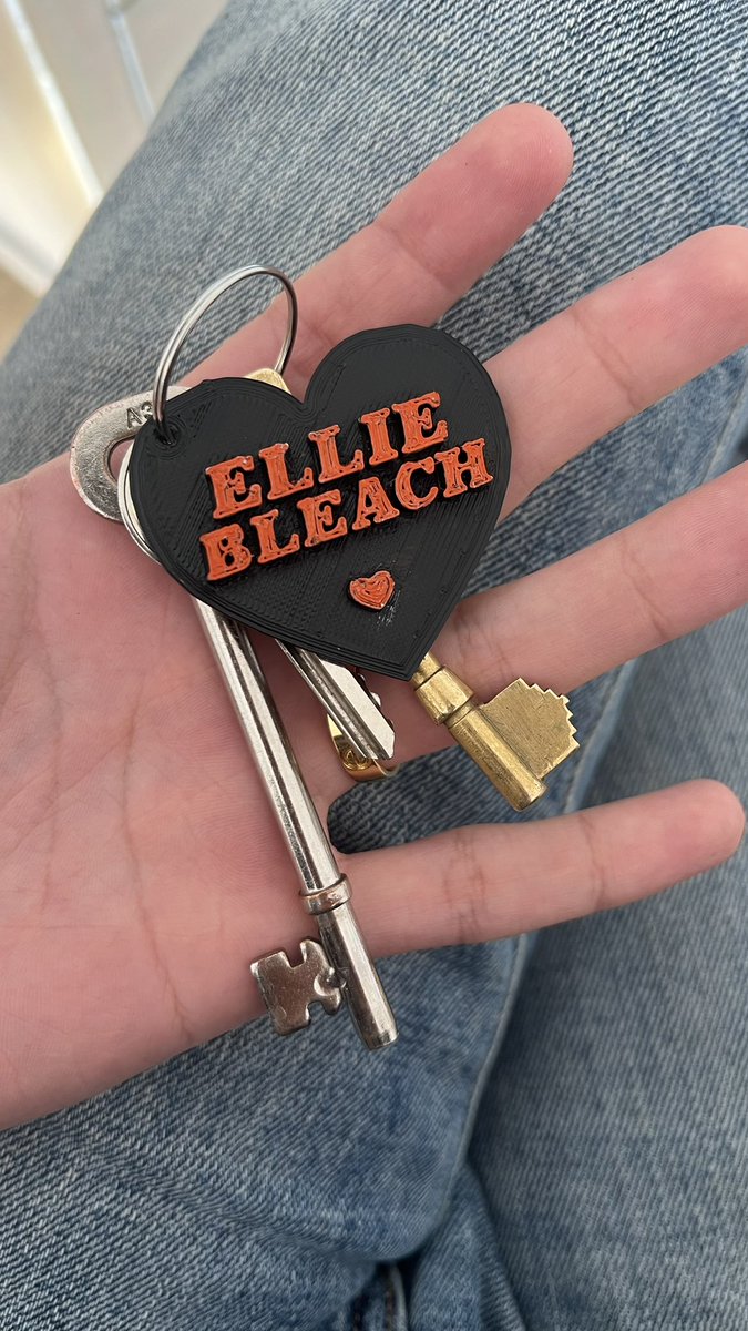 I WENT TO THE ELLIE BLEACH SHOW and all I got was a bespoke 1 of 1 3D printed Ellie Bleach keychain gifted to the top 0.1% of Ellie Bleach listeners by the manager of Ellie Bleach Enterprises