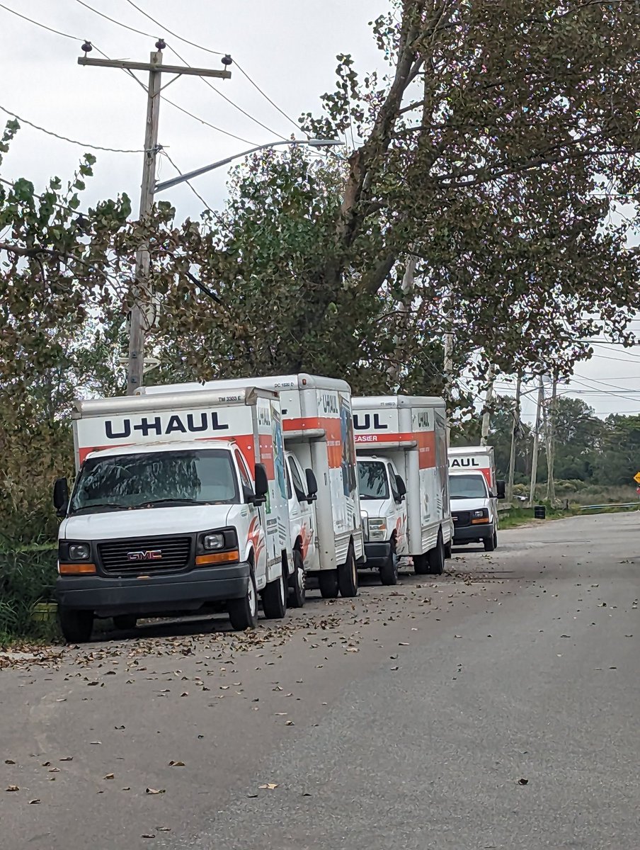 HeartCivic's tweet photo. @NYPDPC @NYPDQueensNorth @NYPDQueensNorth 

We are over run with RVs, 18 wheeler trucks, U haul trucks etc in Rockaway(Arverne) How does a sector see this everyday and not write a single ticket. Where are the ticket agents? cleaned no tickets. HELP 311 is useless. https://t.co/xe82DYPu3f