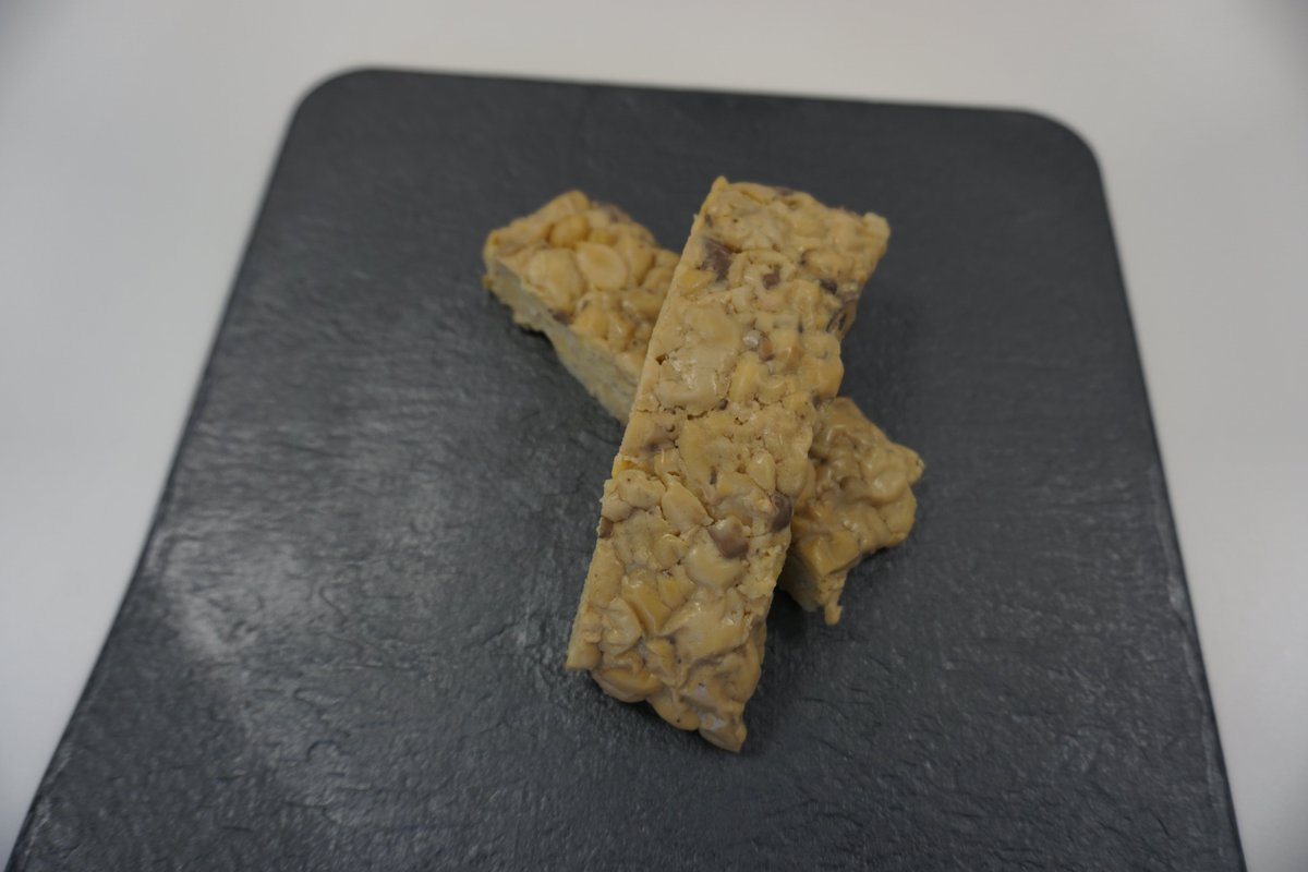COFRESH_H2020's tweet photo. 🌱 It's #PracticeAbstractFriday! Today, explore the world of Indonesian tempeh - a nutritious soybean cake transformed by Rhizopus mold. But here's the twist: we use local Dutch fava beans. Read more at https://t.co/KsPncgzbo6 #H2020 #innovation #H2020FoodSis https://t.co/rJvipEe5IL