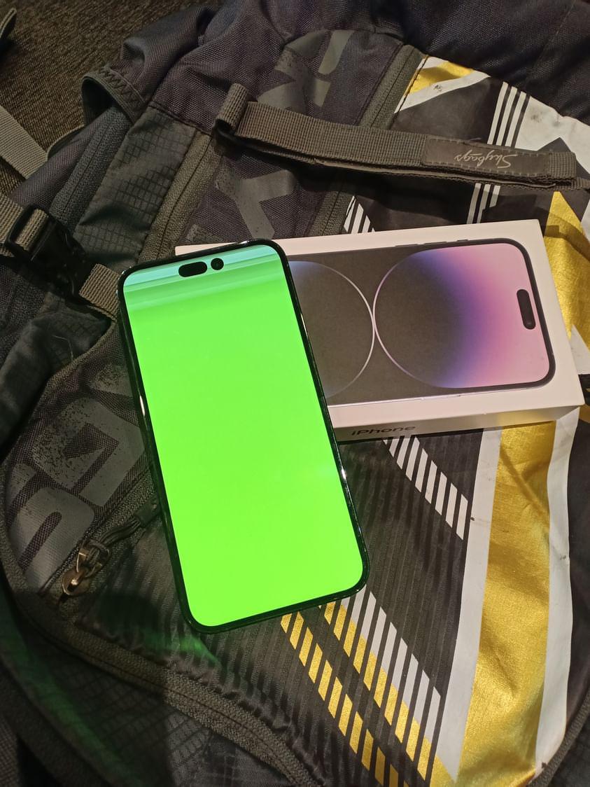 as69242158's tweet photo. @tech_burner @AmreliaRuhez @TechnicalGuruji @ShokeenSanchit @nawabnabeel 
iOS 17 pay update karne ke bad green screen a Gaya Apple wale bol rahe hain physical damage hai 😭😭 https://t.co/pUpgRJtl7u