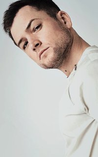 SE BUSCA. 

Frank Longbottom II. 

—Sobreprotector, guapísimo, y majo. Un poco pesado conmigo. 

Mejor amigo de James Sirius Potter. 

¿Un retuisito?