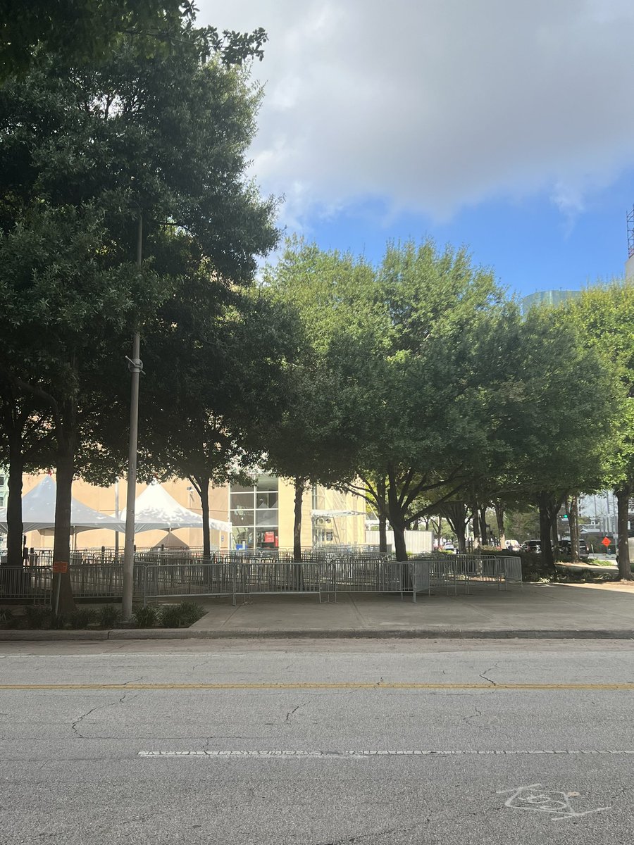 livinlikejojii's tweet photo. ATTENTION | Toyota center staff has moved us over the the other entrance on the other side of the building .we will not be lined up on Jackson &amp; Polk…there will be TWO separate lines one for VIP and one for GA !!! https://t.co/5jlkiIuTmB