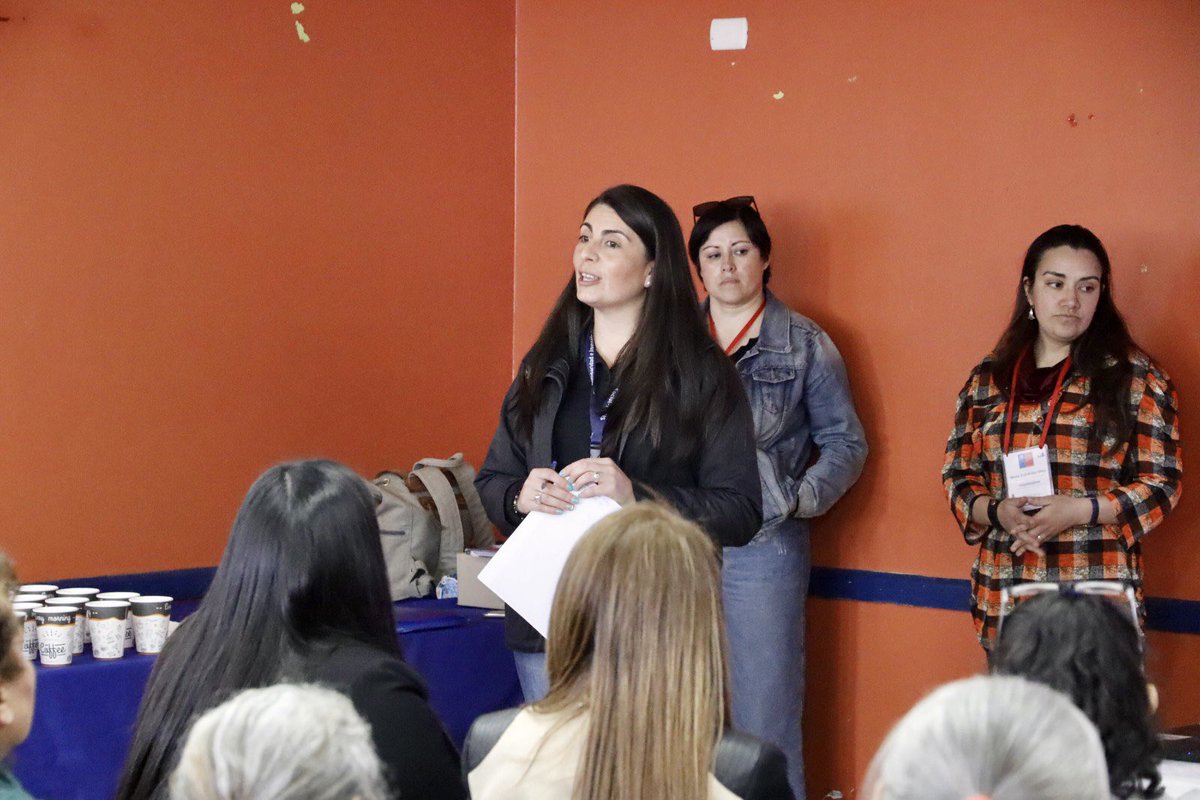 Esta semana iniciamos el Programa Acción Local en la junta de vecinos de la población Martín Ruiz de Gamboa donde nos reunimos junto con 34 vecinas y vecinos del barrio, en una primera reunión informativa, para presentarles todos los detalles sobre este gran proyecto territorial