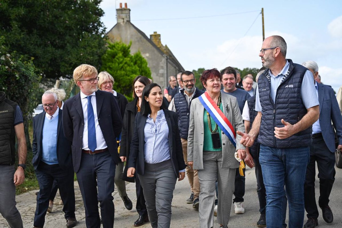 MFesneau's tweet photo. Les haies sont une composante essentielle de la diversité et de l’identité des paysages français🌱🌳🌲. 

Habitat naturel pour de nombreuses espèces, auxiliaire agricole, ressource de biomasse et élément patrimonial, les haies rendent de multiples services à la nature et aux sociétés humaines. 

Elles sont intimement liées aux activités des agriculteurs.

Grâce au « Pacte en faveur de la haie »📜, l’Etat propose, en association avec
→ Les régions ;
→ Les collectivités territoriales volontaires ;
→ Les agriculteurs ;
→ Les associations environnementales ;
→ Les chasseurs ;
→ Les entreprises gérant des réseaux de linéaires ;
De travailler ensemble pour arrêter la perte du linéaire et replanter des haies, et aboutir à 50.000 km de haie supplémentaires d’ici 2030🌱. 

Cette ambition pour la haie permettra
→ De mieux protéger la biodiversité ;
→ De stocker du carbone dans la végétation et dans les sols ;
→ De contribuer à la décarbonation de notre économie par l’apport de bois ;
→ D'apporter un complément de revenus à nos agriculteurs par la valorisation économique des haies ;
→ De protéger et restaurer nos paysages ruraux. 

C’est un magnifique défi collectif que l’État avec les collectivités et notamment les régions et les communes qui sont des acteurs essentiels de la réussite, accompagnera sur le temps long avec des moyens financiers inédits dans le cadre de la planification écologique voulue par le Président de la République.