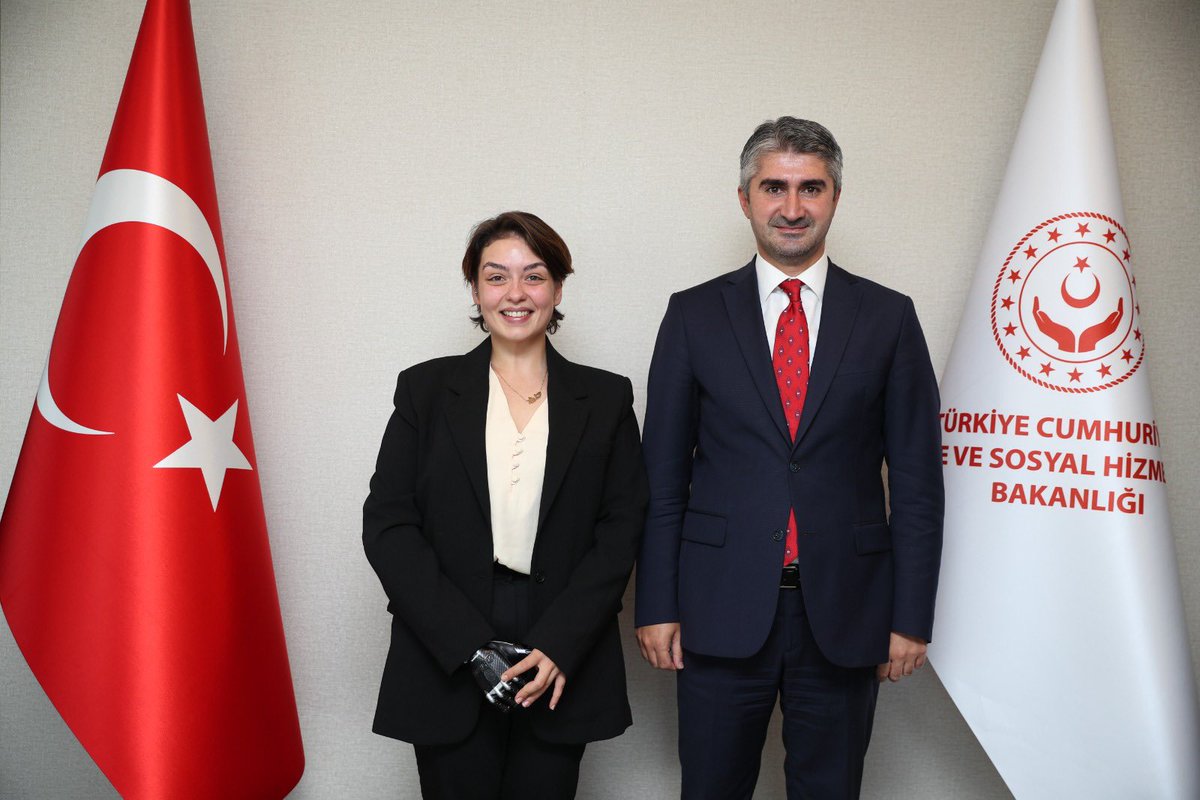 ztarikdaroglu's tweet photo. Bugün Bakanlığımızda Rabia kardeşimizi,kıymetli annesi Tülay Hanım ve Değerli babası Süleyman Bey’i ağırladık. 

Güler yüzün, sevgin ve merhametinle milyonların kalbinde taht kurdun. Yolun ve bahtın hep açık olsun. https://t.co/NwxQS4roHt