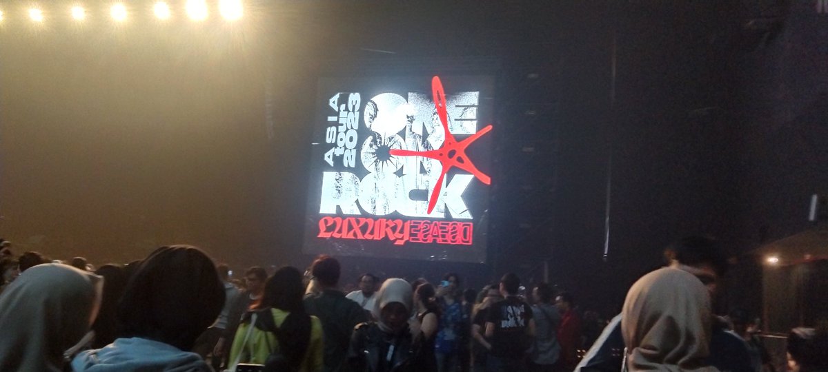 OOR_FESS's tweet photo. Pecah banget @ONEOKROCK_japan  malam ini. Mau day 2 😭 tapi gak ada uang #OORINJAKARTA https://t.co/n7iKiDtBgW