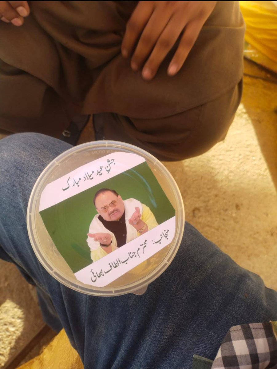 wafaparastlog's tweet photo. لیاقت اباد میں ایم کیو ایم لندن، اور ایم کیو ایم پاکستان کے کارکنان میں جھگڑے کی اطلاع
ایم کیو ایم پاکستان والوں کو، ایم کیو ایم لندن کی جانب سے کھانا تقسیم کرنے کے دوران جھگڑا ہوا۔ کھانے کے پیکٹوں پر الطاف حسین کے فوٹو آویزان کئے گئے تھے۔ https://t.co/YQSIHrMZXR