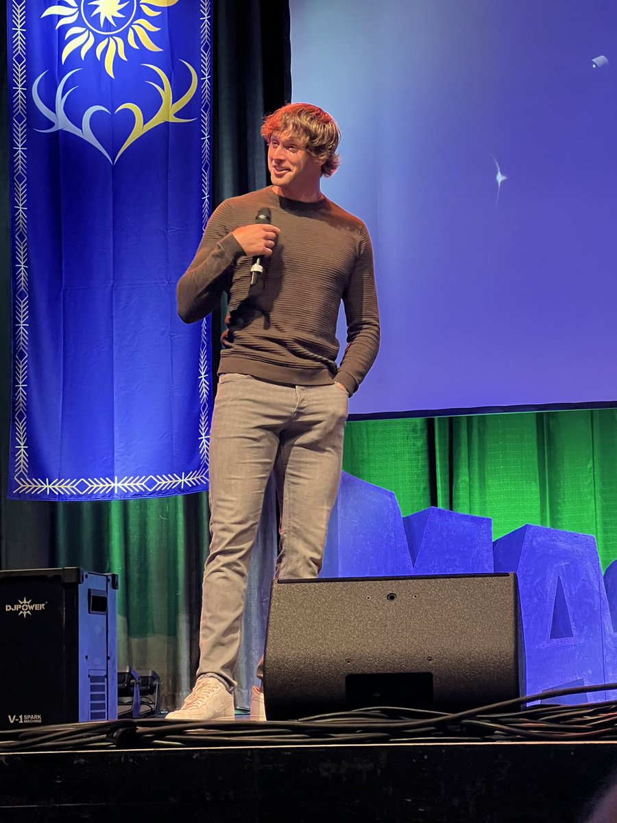 SoundsOfSeries's tweet image. Calahan Skogman says it&apos;s important for Matthias to open up and face his fears. He needs to open up to love. #MagicCon #ShadowAndBone