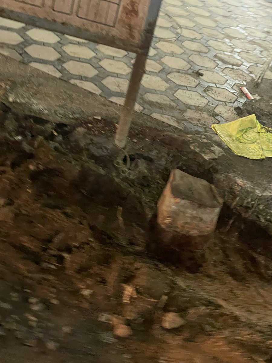 citizen_traffic's tweet photo. @vata_foundation @HarishKumarDaga @vinay_vangala @HarithaHaram @dobriyalrm @pargaien All the trees and even the proof trees is being removed @HarithaHaram @pargaien @dobriyalrm @GHMCOnline https://t.co/UZzXBd2ccM