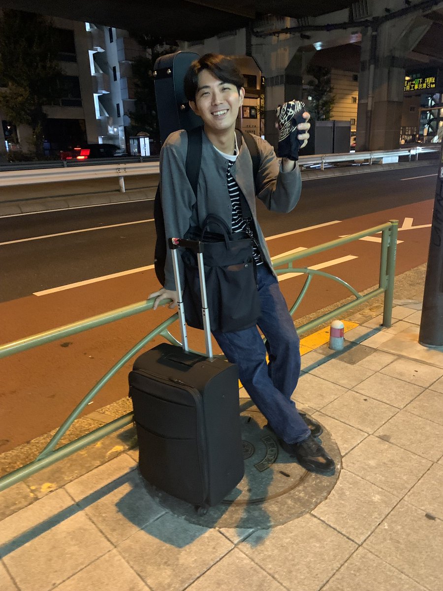 madon36's tweet photo. 人見記念講堂にご来場の皆さま、有難うございました。まだ行けていない所が沢山あるな。ひとまず三本締め、そして乾杯！
#折坂らいど https://t.co/00KQtEc4Ah