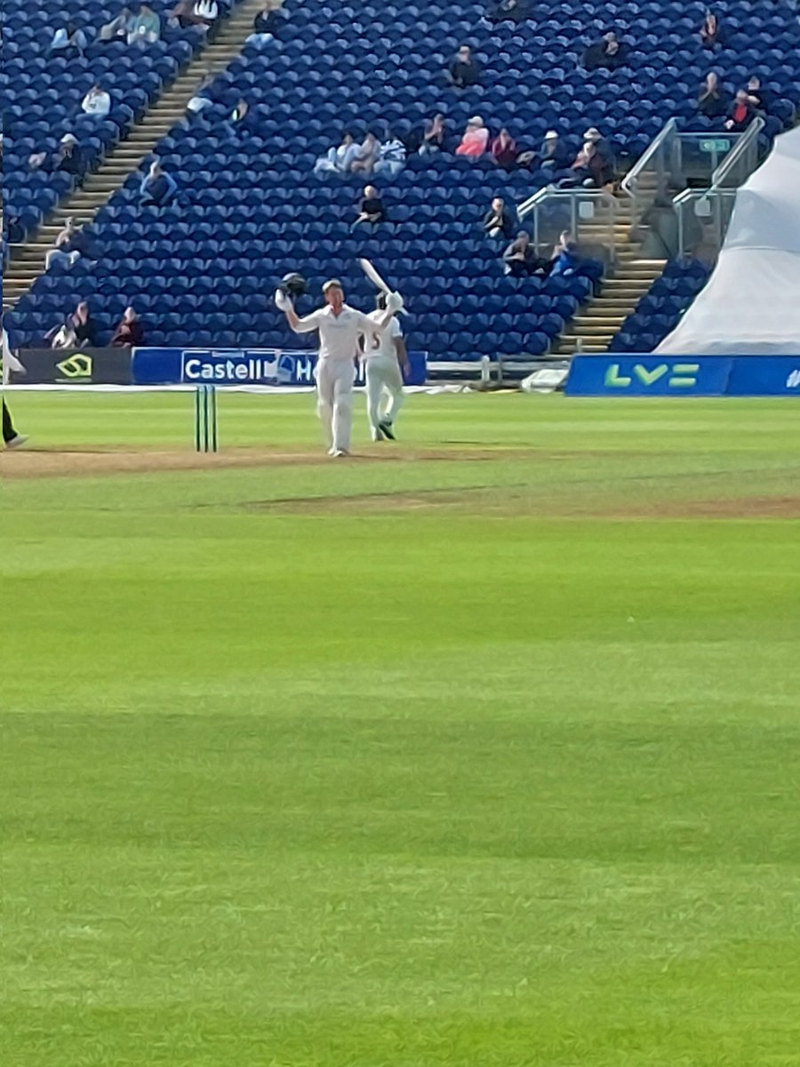 B_O_T1722's tweet photo. Things you love to see. Well batted @lreece17 #tonup #runsforfun #lovesclubsstartingwithG https://t.co/SOBKvnCGrZ