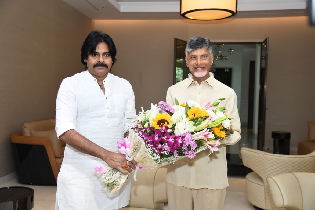 akshara_satyam's tweet photo. ఎవరి కోసమయ్యా మీ అలకలు-ఆవేశాలు: అక్షర సందేశం

పొత్తులు ద్వారా మనం 
రాజ్యాధికారం సాధించ బోతున్నాం అని 
ఆ పవనేశ్వరుడు చెప్పాల్సిన సమయం ఆసన్నం అయ్యింది.
 https://t.co/1ej3Yxdbmp 

#Rajyadhikaram #Kapu #kamma #TDP #apcmpawankalyan @PawanKalyan @JanaSenaParty https://t.co/xShAOzI3vk