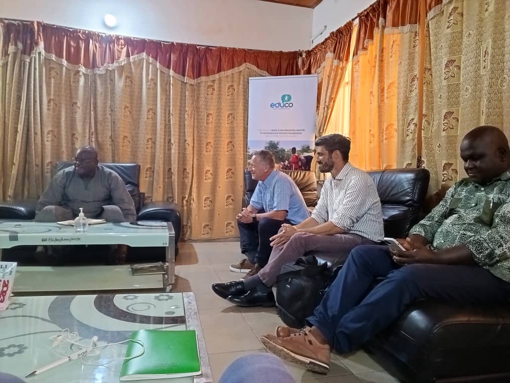 DDCBenin's tweet photo. 1/ Mission terrain de Rémy Duiven, Chef de la Section Afrique de l'Ouest de @SwissDevCoop : audience avec le Maire de N'Dali, visite au siège de l' #ADECOB et au centre communal de santé construits avec le soutien financier de @DDCBenin ont meublé l'étape de N'Dali
#wasexo https://t.co/8vo1N0BLLE