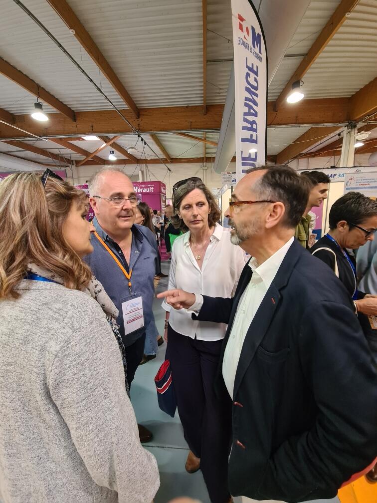 christianfv34's tweet photo. Fédération Buralistes Herault/Béziers ,présence salon des Maires
De belles rencontres et échanges fructueux 
#AMF #buralistes #beziers #philippecoy https://t.co/OCaqvbVpby