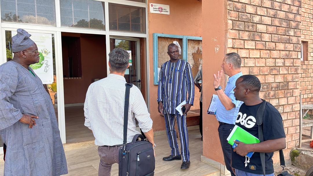 DDCBenin's tweet photo. 1/ Mission terrain de Rémy Duiven, Chef de la Section Afrique de l'Ouest de @SwissDevCoop : audience avec le Maire de N'Dali, visite au siège de l' #ADECOB et au centre communal de santé construits avec le soutien financier de @DDCBenin ont meublé l'étape de N'Dali
#wasexo https://t.co/8vo1N0BLLE