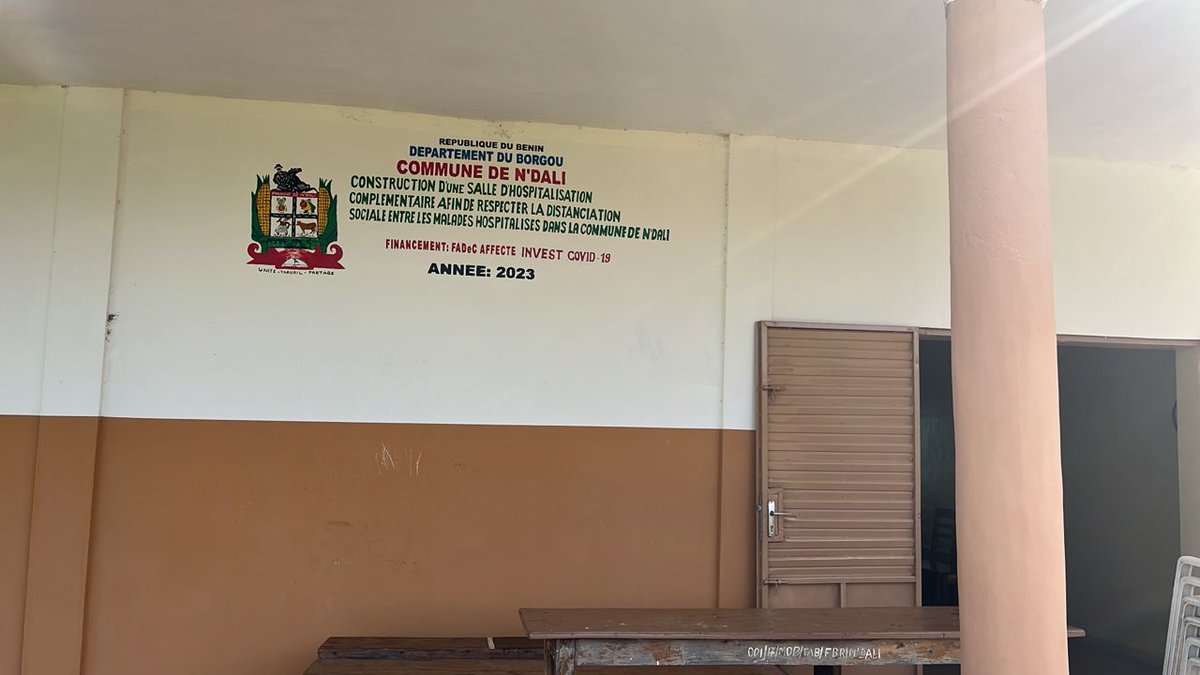 DDCBenin's tweet photo. 1/ Mission terrain de Rémy Duiven, Chef de la Section Afrique de l'Ouest de @SwissDevCoop : audience avec le Maire de N'Dali, visite au siège de l' #ADECOB et au centre communal de santé construits avec le soutien financier de @DDCBenin ont meublé l'étape de N'Dali
#wasexo https://t.co/8vo1N0BLLE