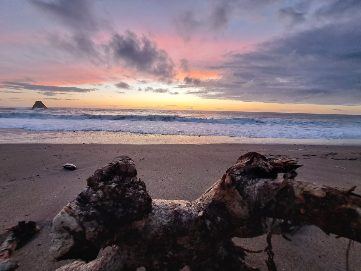 The sunset on our last night at Widemouth Bay a few weeks ago ... 
#Kernow