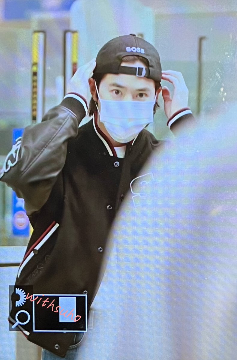 WithSuho__'s tweet photo. 230929 #수호 #준면 #SUHO 인공 출국 
고고고 https://t.co/aWlGNUAdNF