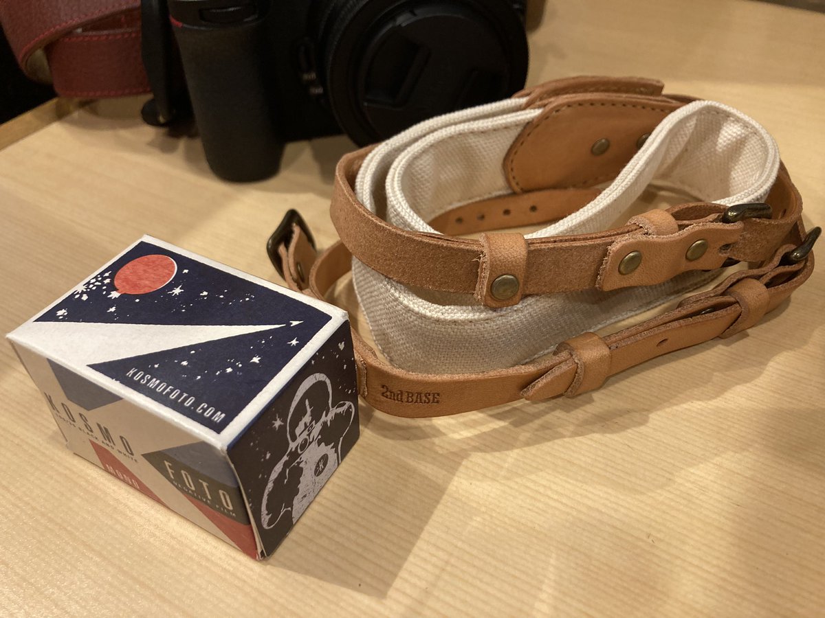 shirokuma9_arc's tweet image. 凄く可愛いストラップと、
宇宙飛行士に惹かれてパケ買いしたモノクロフィルム☺️

#2ndbase #フィルム