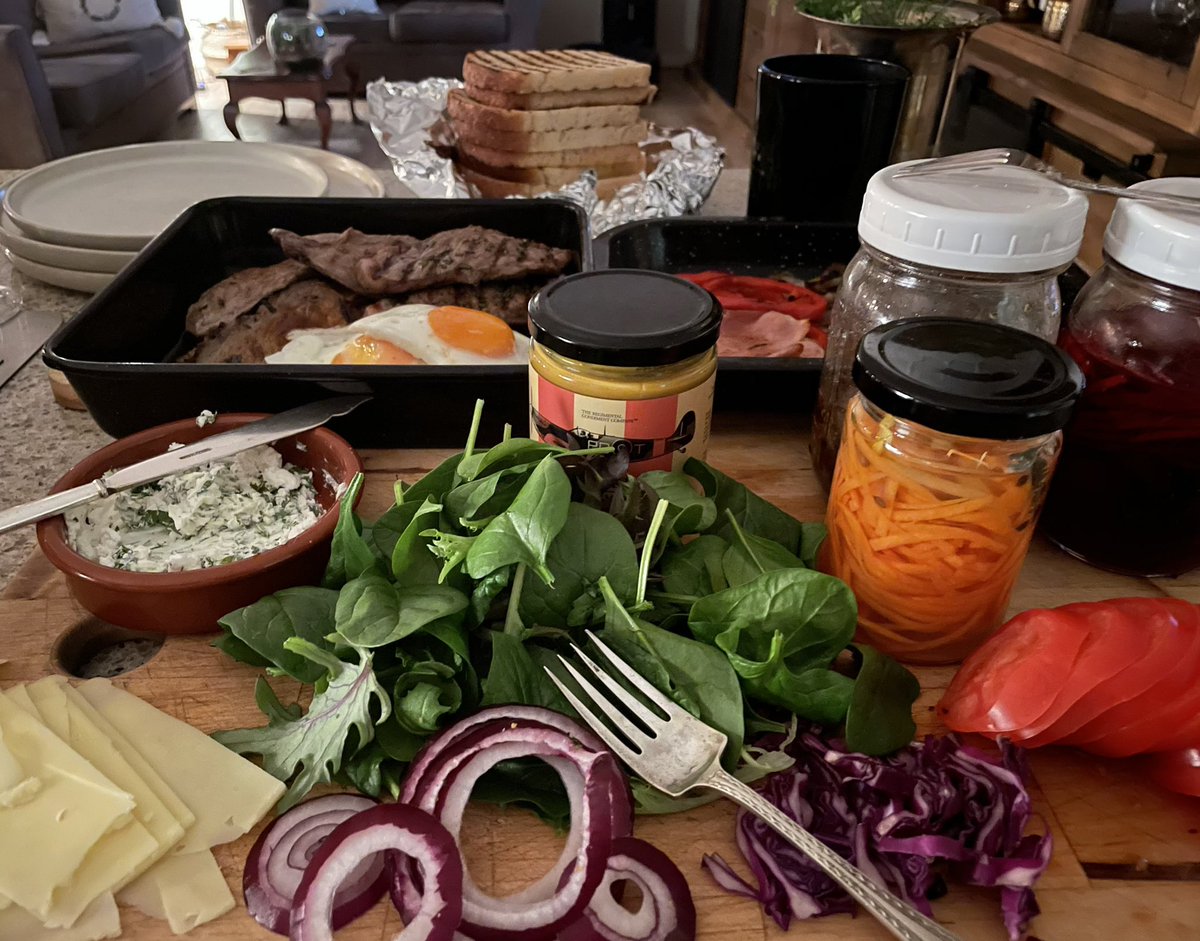 NatalieMoran20's tweet image. The Husband is finally home from the late shift and it’s serve yourself steak sandwiches for this Friday night’s #easyeats Enjoy your evening Tweeps 💛