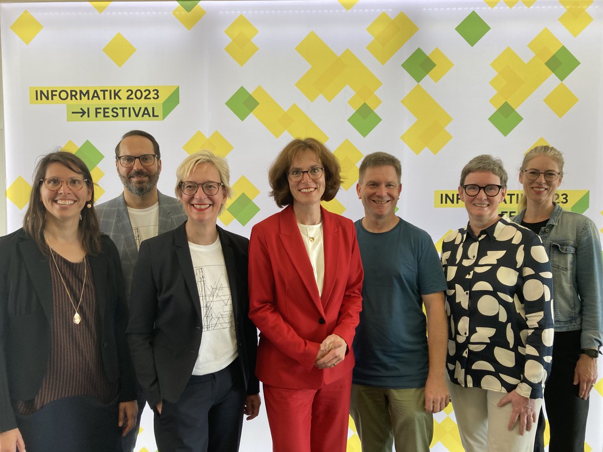 Gestern haben wir die Ergebnisse unserer Studie im Panel auf der #INFORMATIK23 diskutiert 👉Zentrale Erkenntnis des Panels ist, dass Frauen in #Informatik und #Digitalisierung unverzichtbar sind! 

#FrauWirktDigital #SheTransformsIT