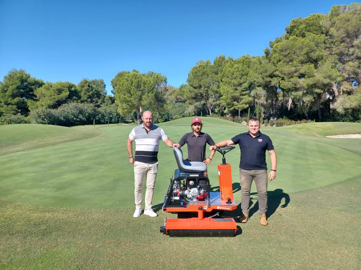 greenmowers_es's tweet photo. Entregamos un nuevo #rulo #smithco Tournament Ultralite a Golf Son Servera,sin cadenas , sin ruedas dentadas, con menor necesidad de mantenimiento. Incluye remolque y rampas para su traslado de manera más sencilla  

https://t.co/vQwxocYKim… 

#greenes #golf #zonasverdes #cesped https://t.co/xyEmJXBrtH
