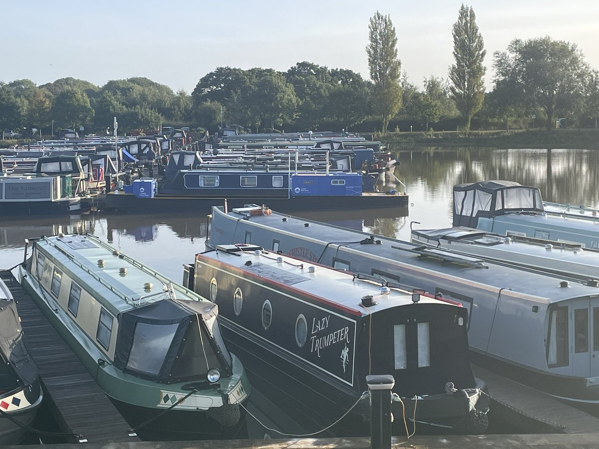 First lock of the day after collecting our new workboat from the Marina. At least we have the weather for it. @CRTNorthWest @CRTvolunteers #volunteerbywater