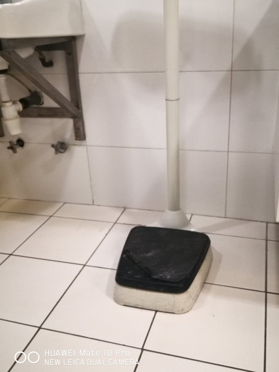 tiare_camus's tweet photo. El presidente @GabrielBoric "ordena la casa" y cuándo los hospitales? Niños del #hospitalSanBorja más de una semana sin bañarse. No hay agua caliente y el estado de los baños ni hablar. Un hospital con excelentes especialistas y horrible infraestructura. https://t.co/YXxsxaG9uV
