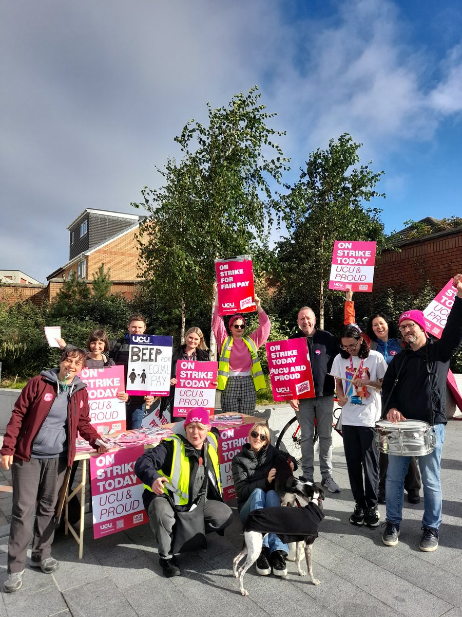 Our final picket for this round of strike action. Lots of drumming, banging and whistling from our  picketers. And our members won't be working over the weekend to get prepped for next week. 
@ucu @LJMU @johnmooressu @ucu_solidarity #OneOfUsAllOfUs