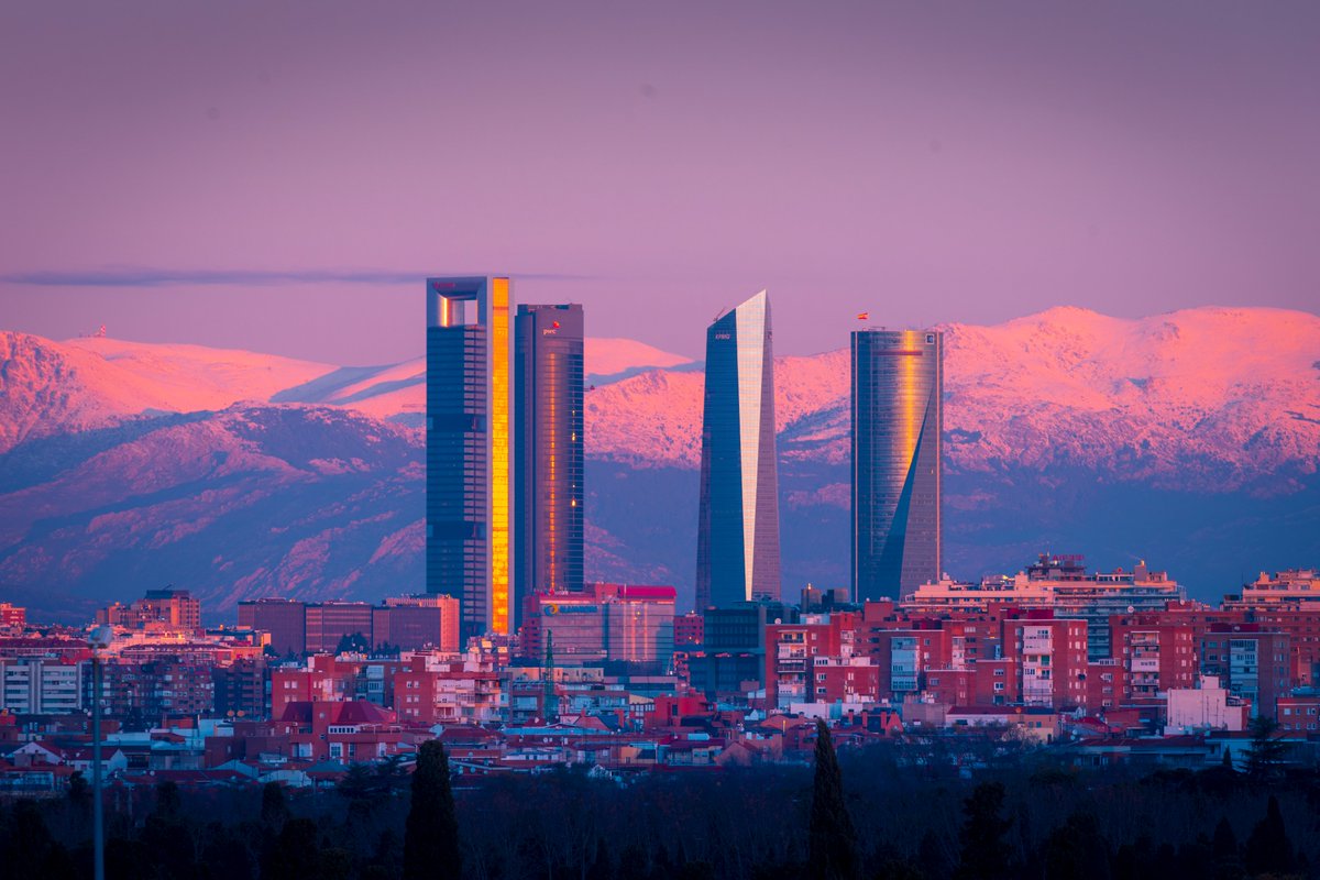 jmartinezmoran's tweet photo. Si alguna vez has visto la Sierra desde Madrid, posiblemente habrás visto ese peculiar recorte de montañas con las antenas de Bola del mundo coronando.  Acompáñame hoy en este X(¿twteet?)vlog recorriendo sus cimas  #vlog 🧵⬇ https://t.co/WnSlW4LWZB