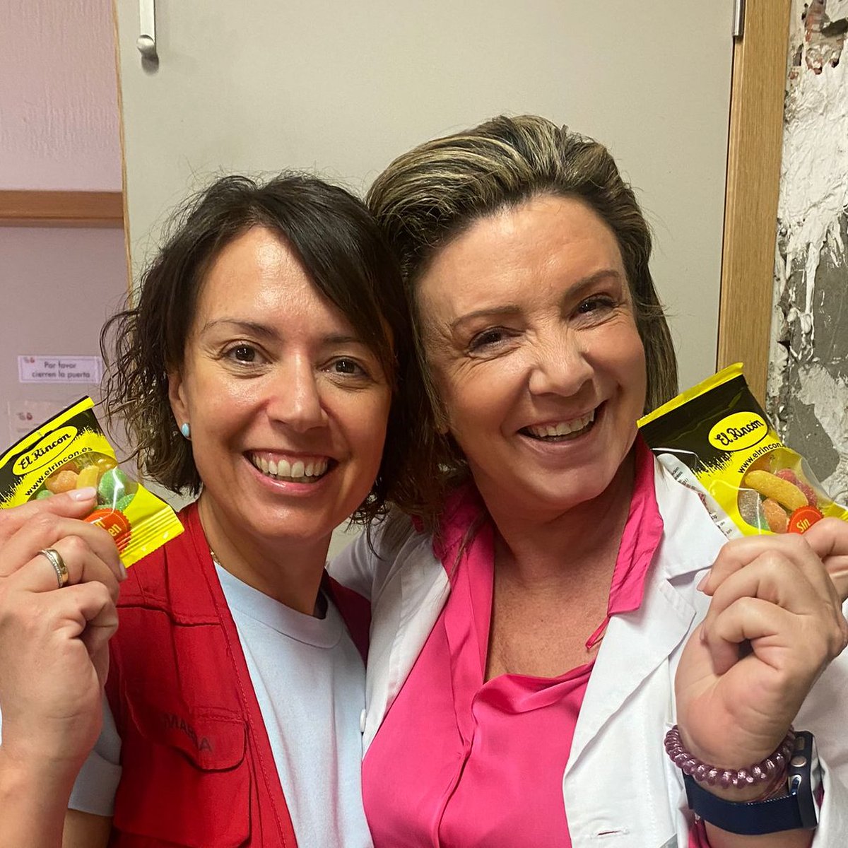 HSJD_Zaragoza's tweet photo. 💞Voluntarios del @HSJD_Zaragoza colaboran y ayudan en la preparación y organización de todos los productos que nos han hecho llegar las empresas patrocinadoras de la  | Cicloturista Solidaria por el Alzheimer de Zaragoza
¡GRACIAS!  💙 

🚴‍♂️#CylingForAlzheimer #RetoVoluntariadoSJD https://t.co/0i7MWTUOeO