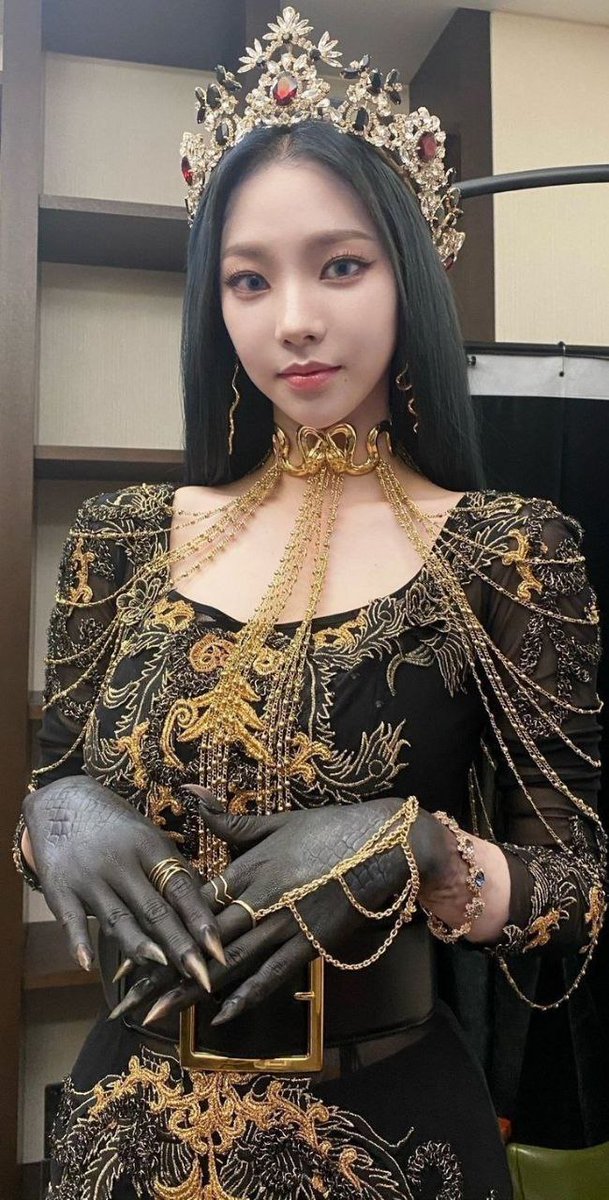 star setiap liat fto karina yang ini berasa liat nyai kidul versi nyatanya (walaupun ga mirip2 bngt tpi vibesnyaaa) 😭😭