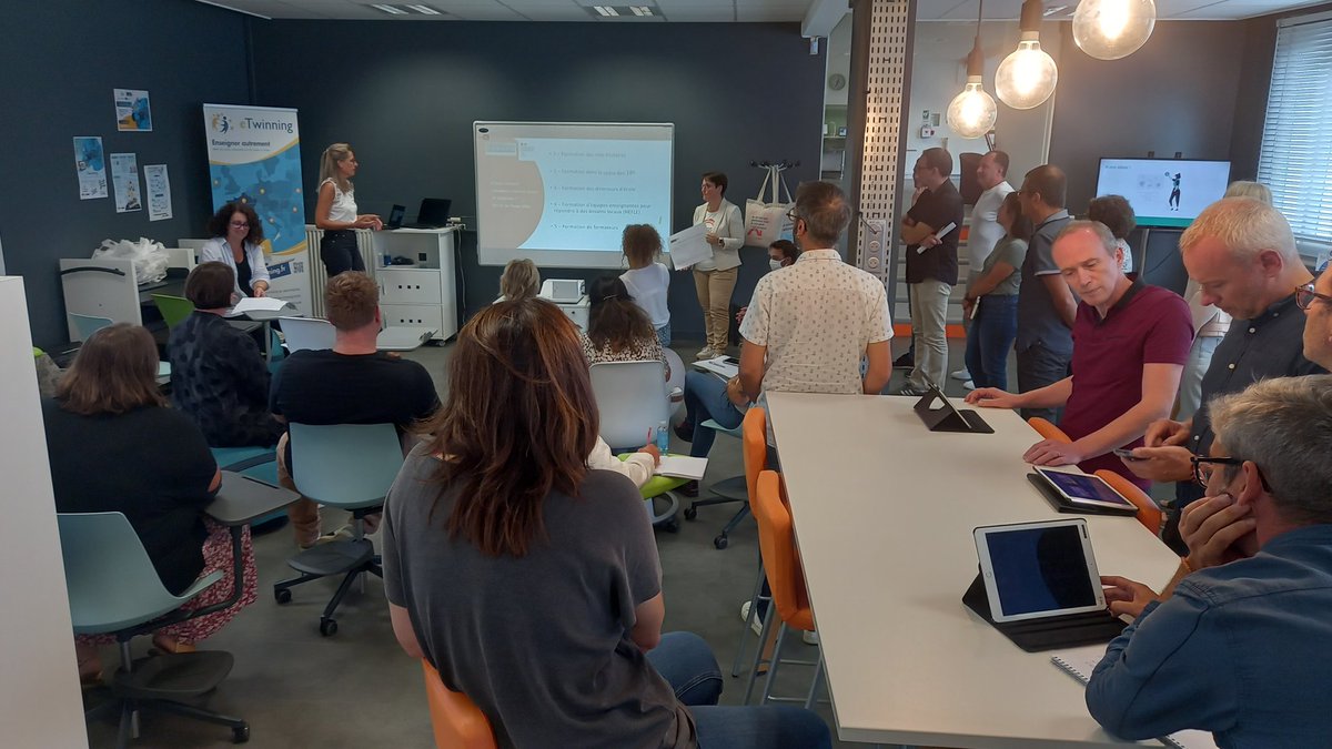 DSDEN79's tweet photo. Première journée formateurs 79.
Temps de partage avec Canopé 79.
#partenariat #formation @v_guggiari
@veronique_dupin @BndicteRobert @acpoitiers @CANOPE_79 https://t.co/isX7VdAX7S
