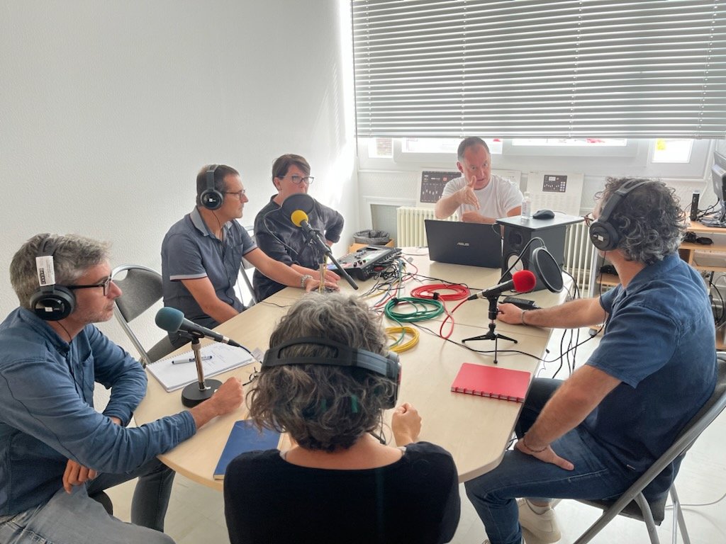 DSDEN79's tweet photo. Première journée formateurs 79.
Temps de partage avec Canopé 79.
#partenariat #formation @v_guggiari
@veronique_dupin @BndicteRobert @acpoitiers @CANOPE_79 https://t.co/isX7VdAX7S