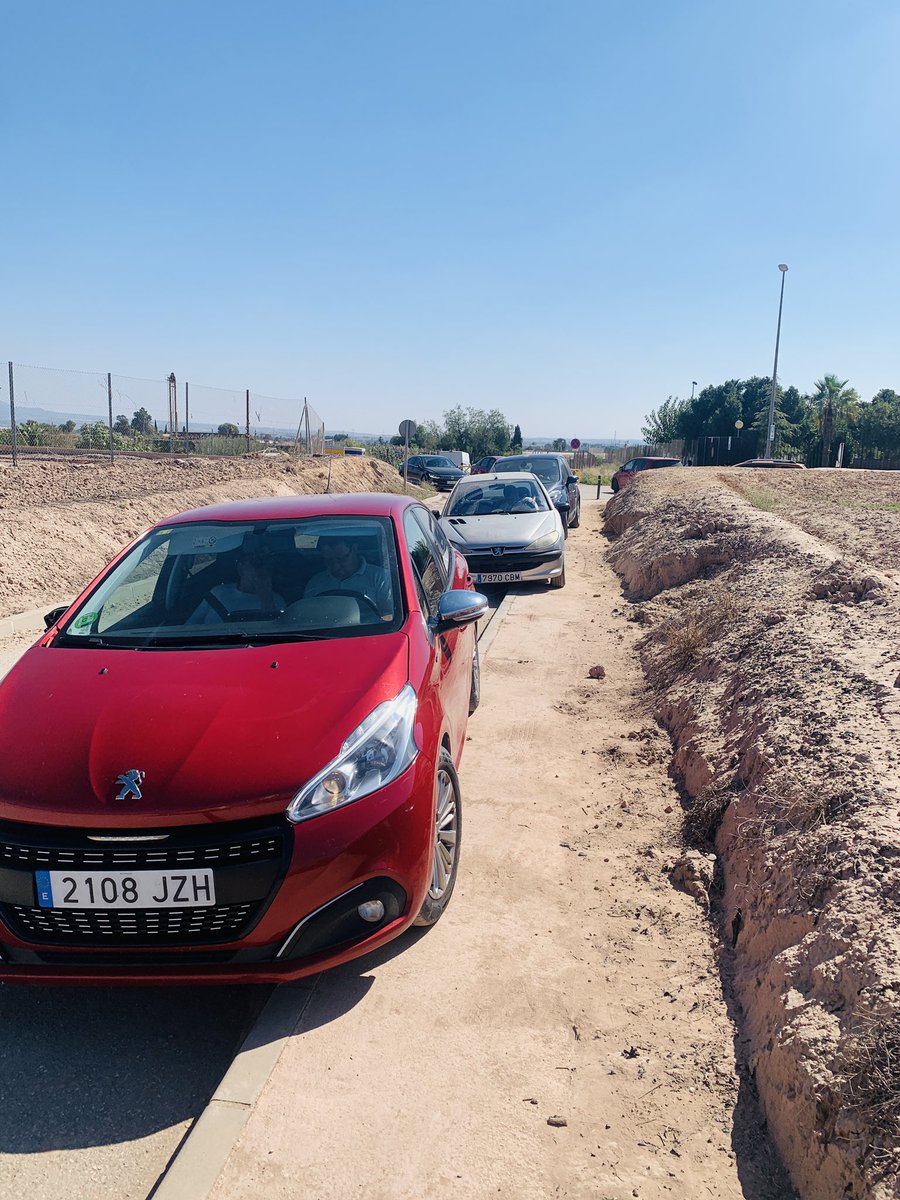 lufecpa's tweet photo. @AyuntTOTANA esto no puede ser!!!
Colegio Luis Pérez Rueda, Los coches subidos al arcén por donde se supone deben caminar los niños. 🤷🏻‍♂️ esto quien lo controla?? https://t.co/joSgpVgEPN