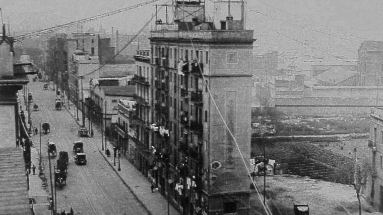 Bcn_SantMarti's tweet photo. #Sabiesque l'eix #PereIV (carretera de Mataró fins al 1907) va ser la principal via de comunicació de la ciutat cap al nord? 🚙
A principis del segle XX va esdevenir la principal artèria industrial de Barcelona. 🏭 https://t.co/z1lmEbhheZ